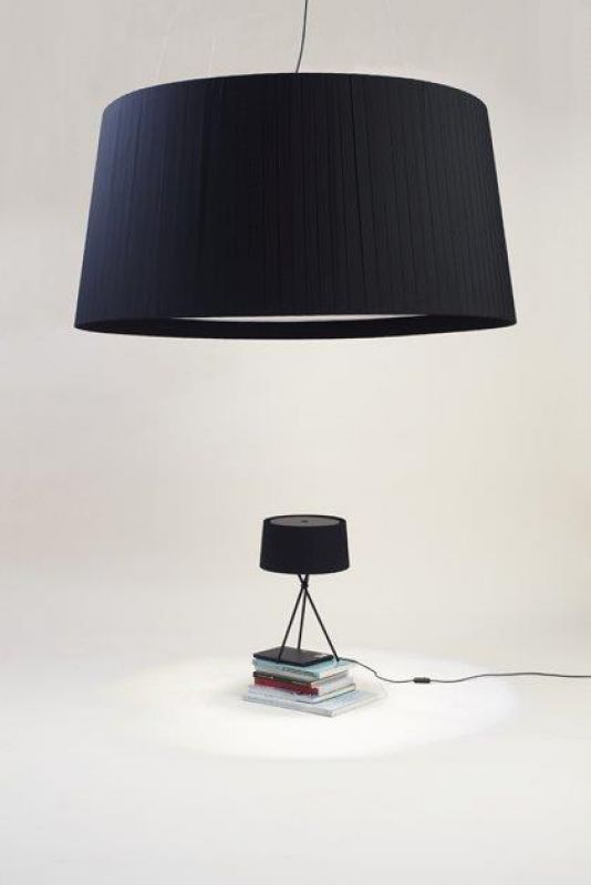 Schwarze GT1500 Pendelleuchte von Santa & Cole, Stoffschirm, moderne Hängelampe für Wohnzimmer und Esszimmer.